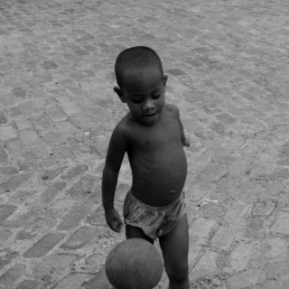 niño con pelotas